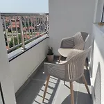 Lullaby 2 - Balcony View & Private Garage