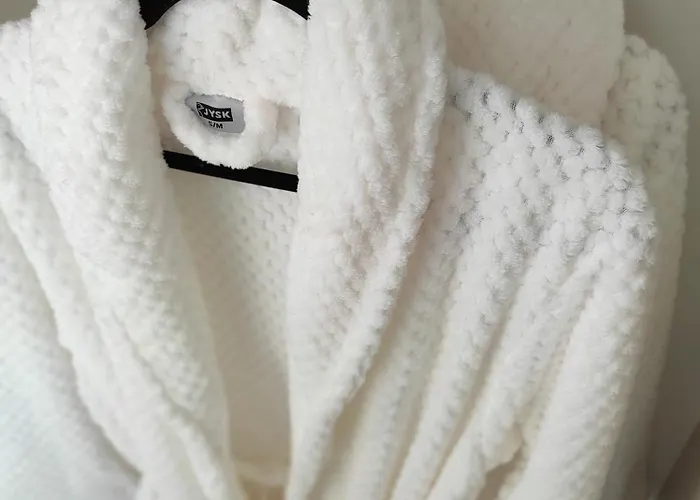 Lullaby 2 - Balcony View & Private Garage Apartment *