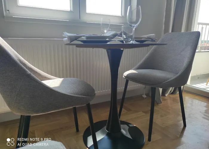 Lullaby 2 - Balcony View & Private Garage *