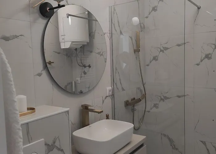 Lullaby 2 - Balcony View & Private Garage